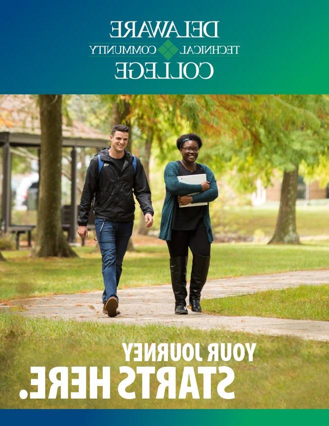特拉华理工大学(Delaware Tech)的校景书(Viewbook)封面上有两名学生在校园里散步，底部写着“你的旅程从这里开始”
