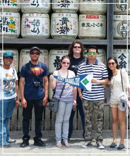 一群特拉华理工大学的学生在日本旅行时摆姿势拍照