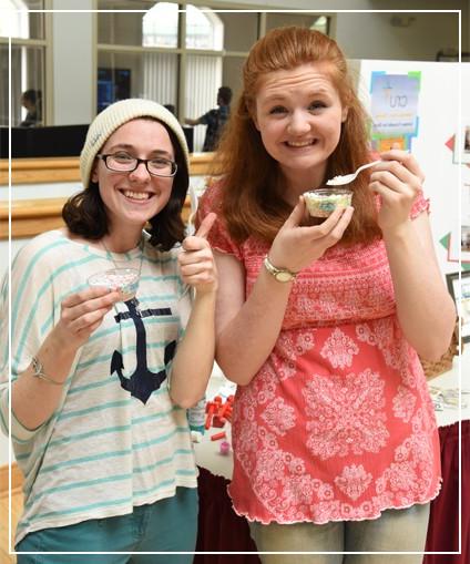 两名学生在特拉华理工大学的活动中一起吃冰淇淋
